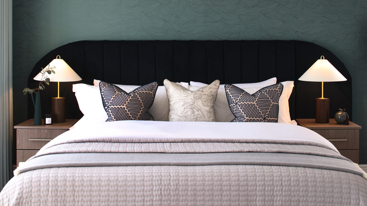 Kingsize bed with a bedside tables on either side with matching lamps