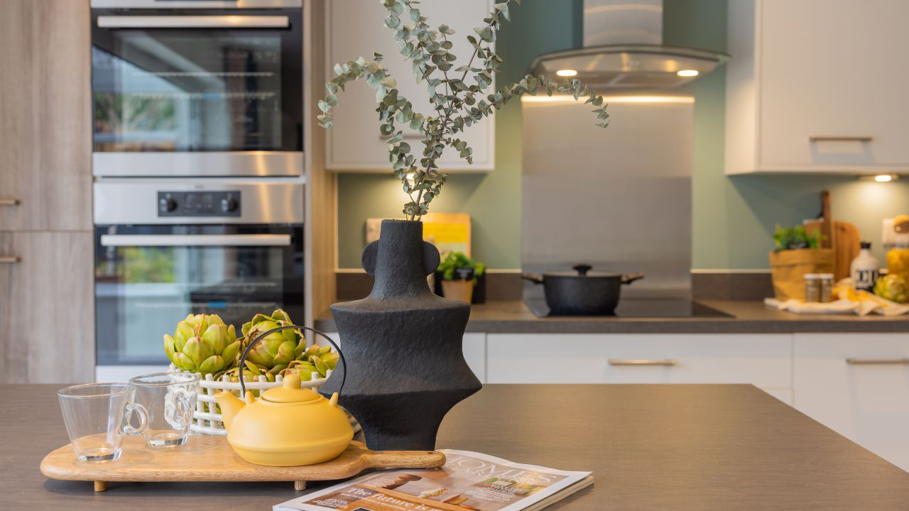 Kitchen top with sculpted vase