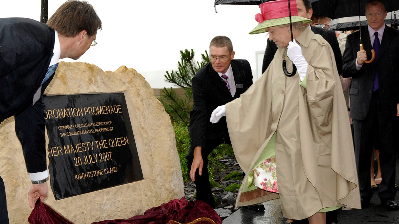 Queen Elizabeth unveiling a plaque at Knightstone Island