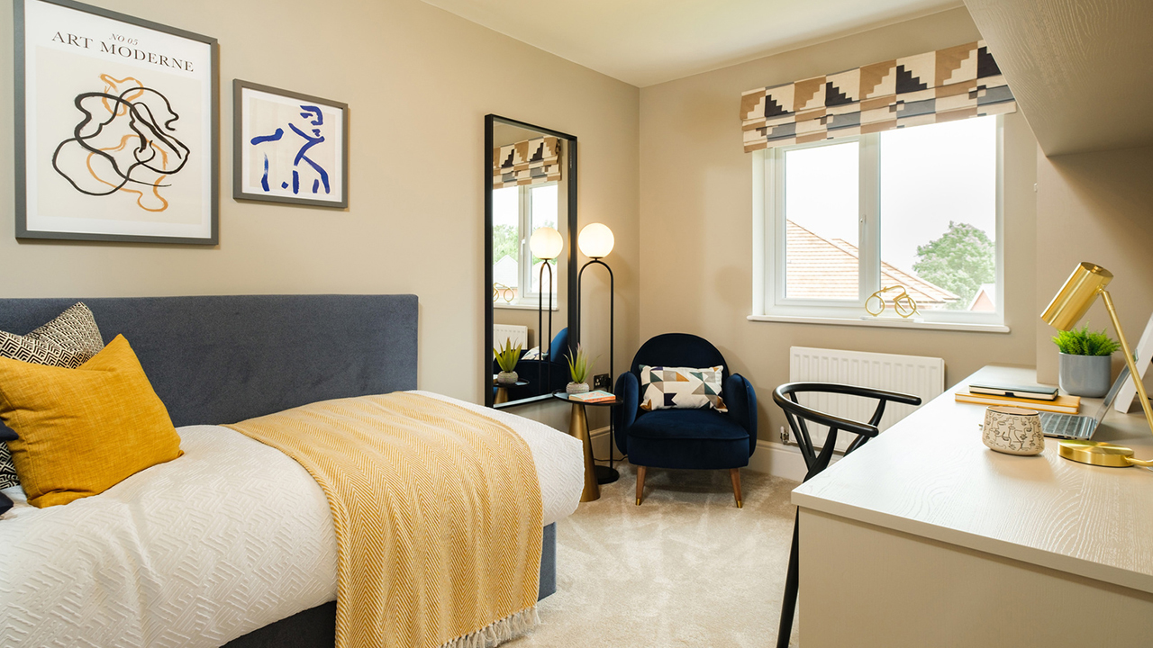 Single bedroom with a desk