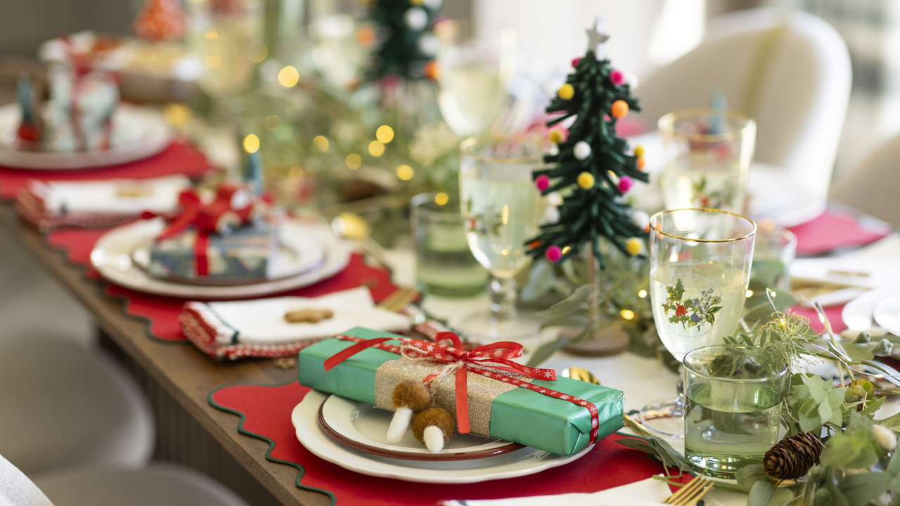Foliage Christmas table runner